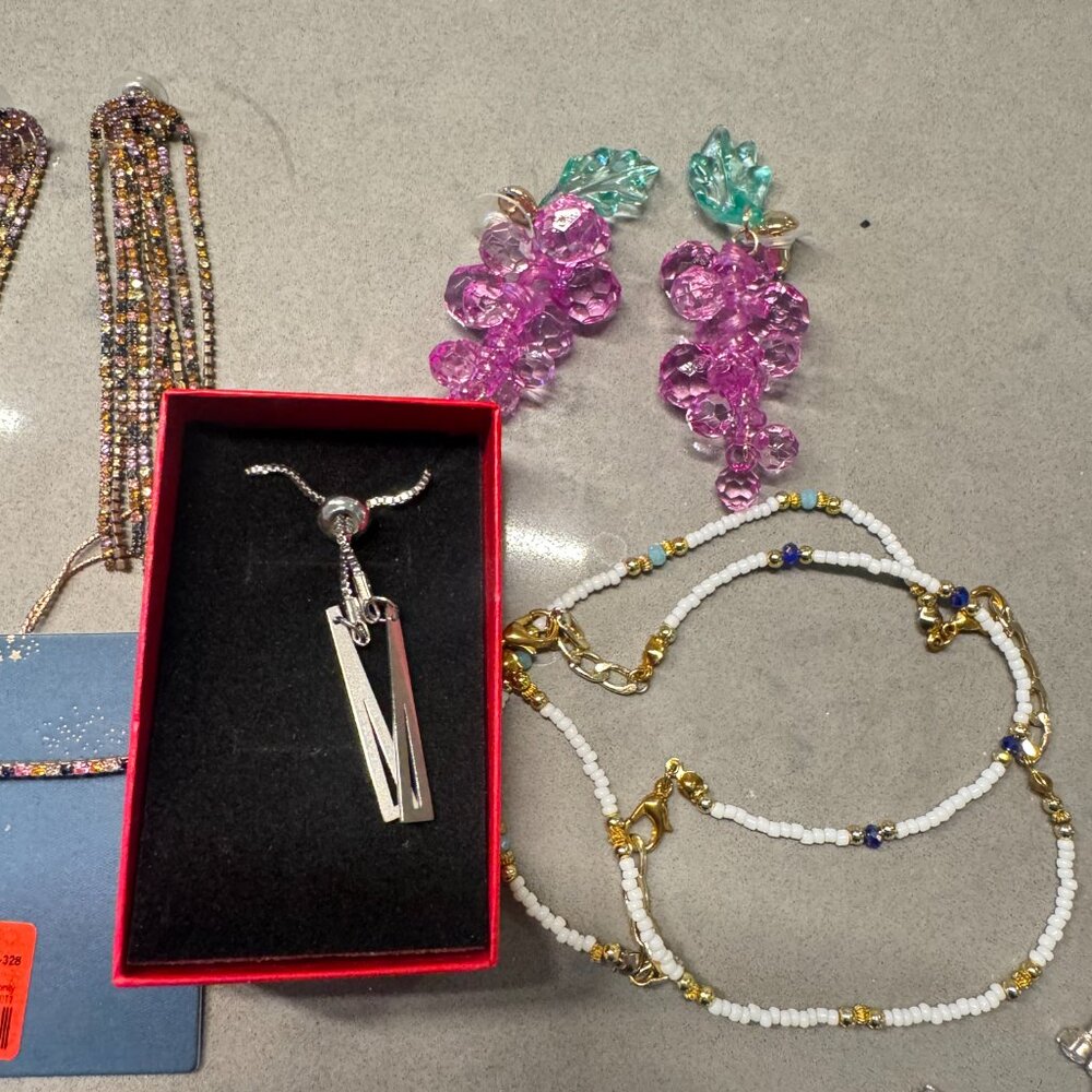 Assorted jewelry + peacock earring holder - Picture 8 of 11